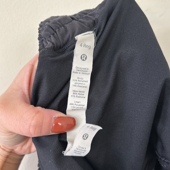 Lululemon Hotty Hot Short II *2.5" Black Size 4 - Picture 8 of 9